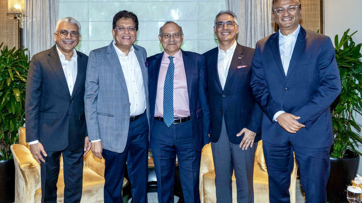Piyush Goyal meets Fortis, IHH officials in Singapore
