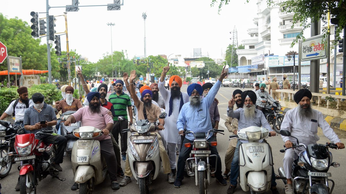 Protesters demand release of Sikh prisoners during Punjab Bandh
