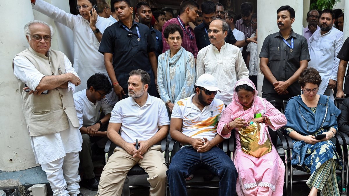 Rahul Gandhi files complaint with injured protester at Delhi police station