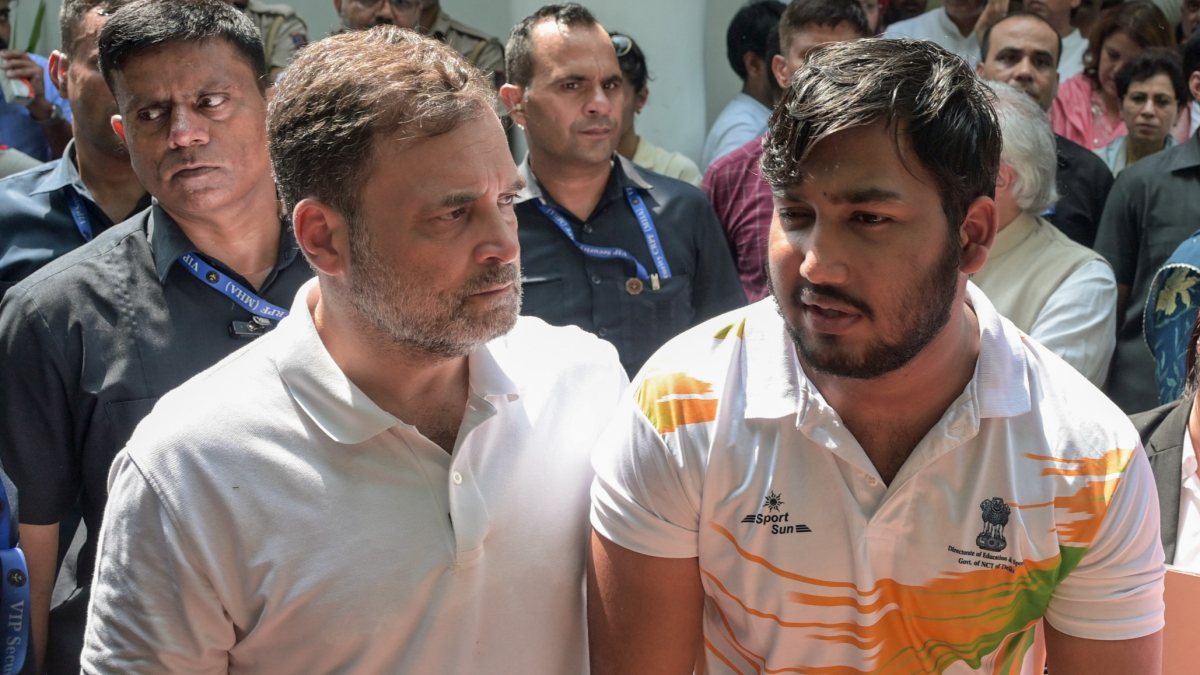 Rahul Gandhi files complaint with pellet gun victim at Delhi police station