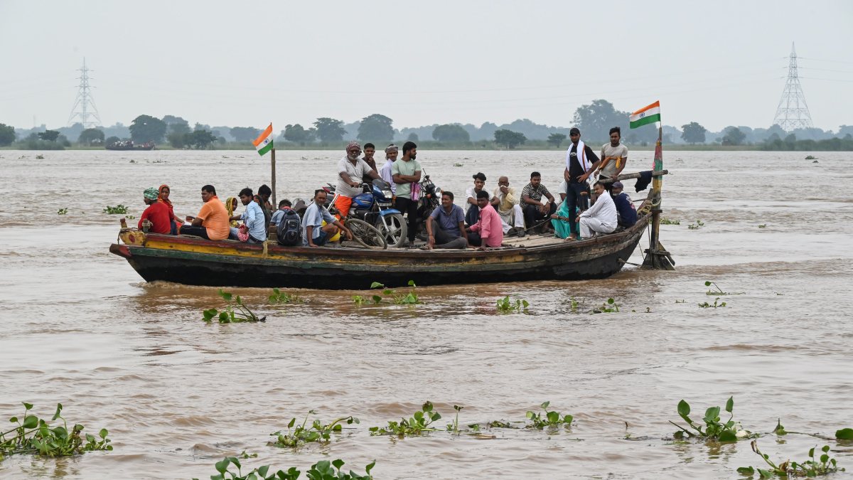 Bihar floods: Residents flee rising Ganga waters in Patna