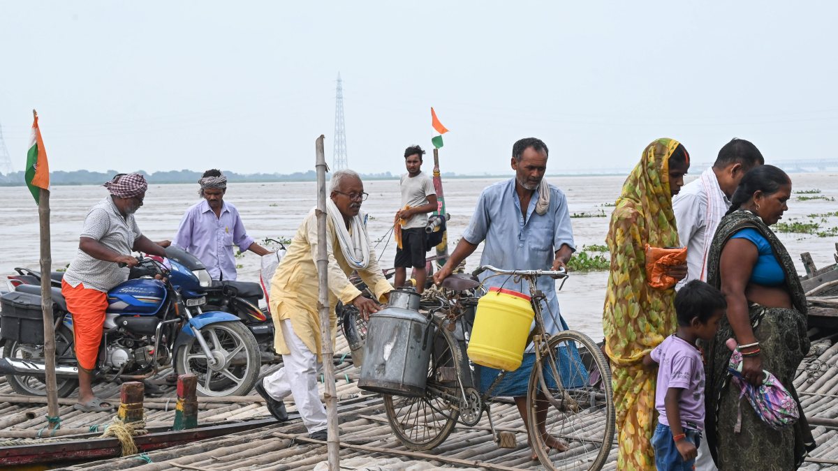 Ganga water level rises, people shift to safety in Patna