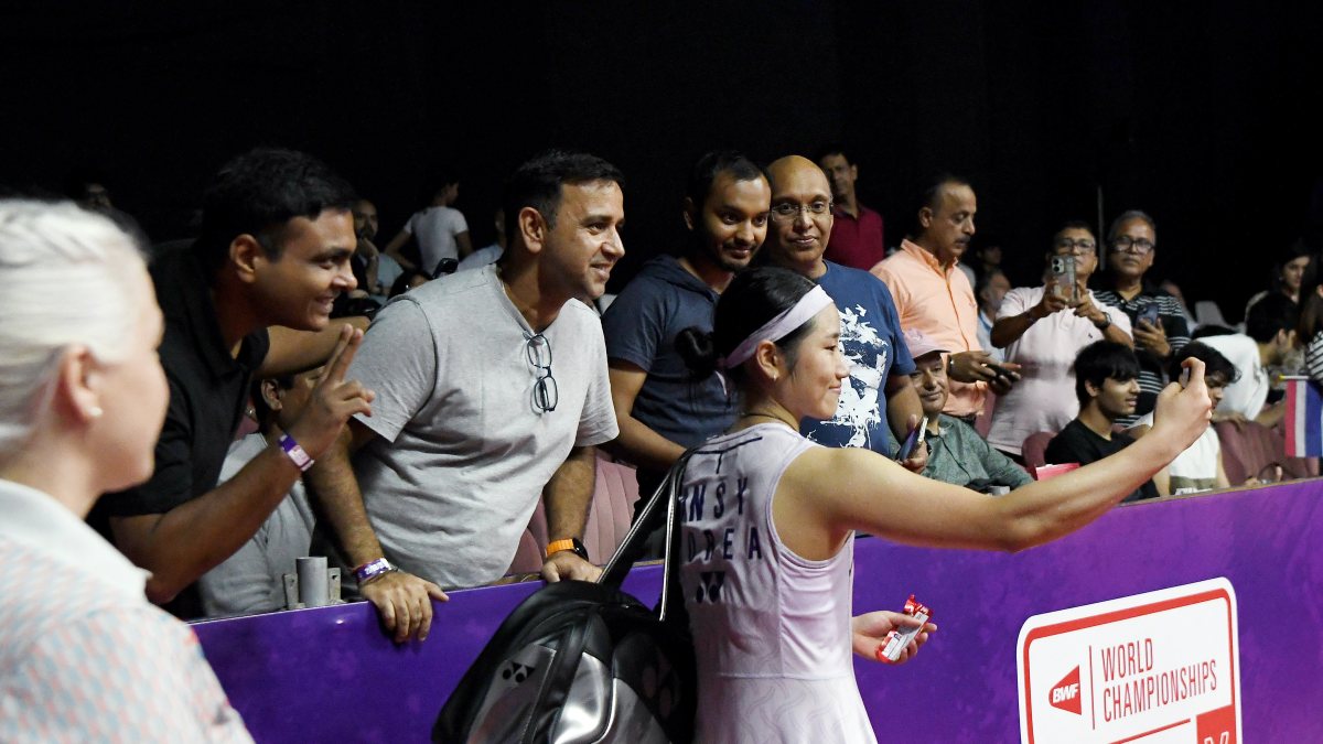 An Se-young clicks selfie with fans after World Championship win