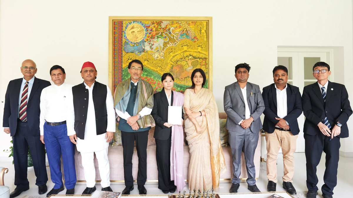 Akhilesh, Dimple Yadav meet Japan envoy in Lucknow