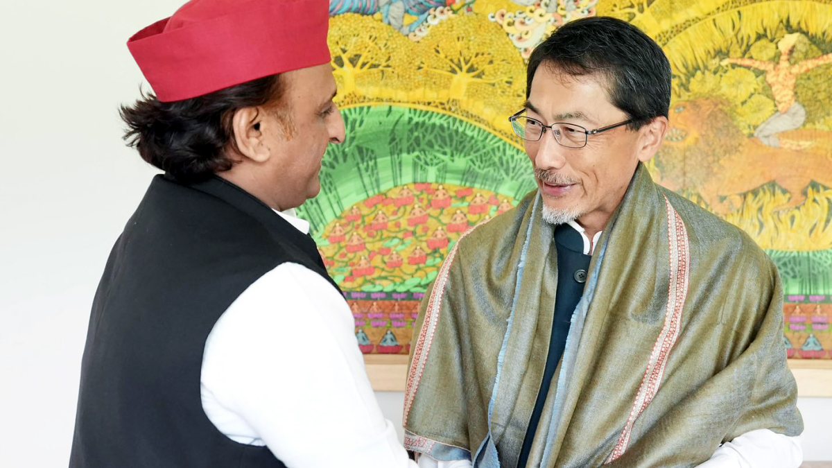Akhilesh Yadav felicitates Japan envoy with shawl in Lucknow