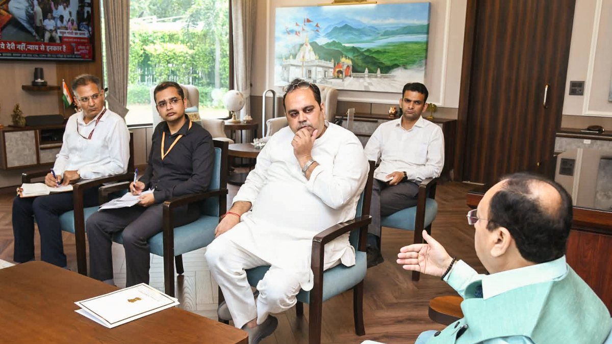 Health minister reviews H1N1 preparedness in New Delhi