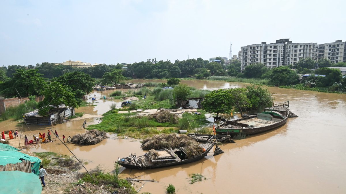 Ganga floodwaters force Patna residents to evacuate