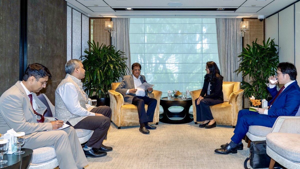 Piyush Goyal meets STT GDC India investments head in Singapore