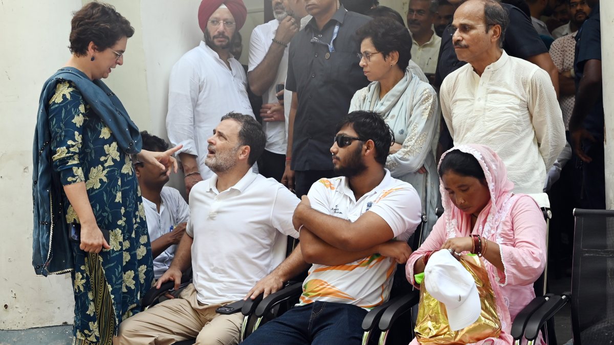 Rahul, Priyanka Gandhi lead protest over pellet gun injuries