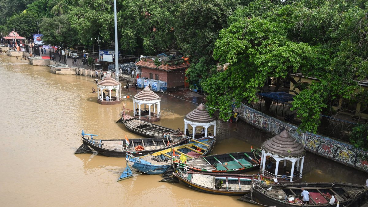 Ganga crosses danger mark in Patna, rescue boats on standby