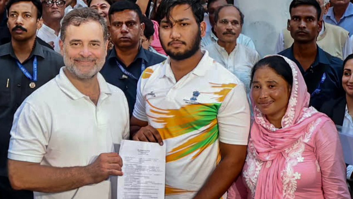 Rahul Gandhi shows FIR copy in Delhi police case