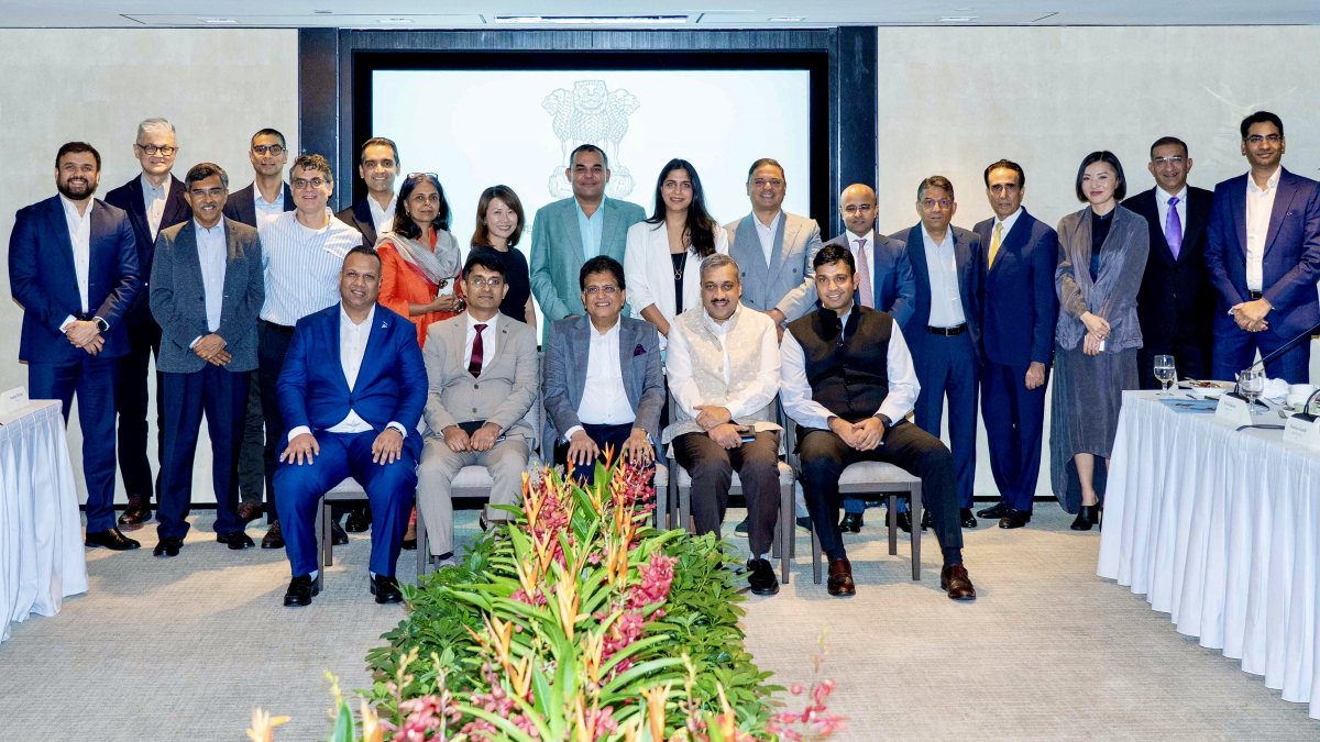 Piyush Goyal meets Singapore business leaders, poses for photo