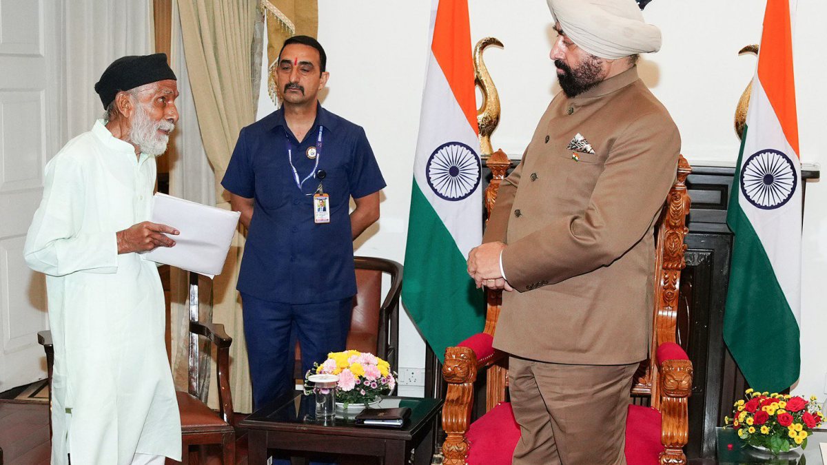 Governor interacts with elderly man at Lok-Milan programme in Dehradun