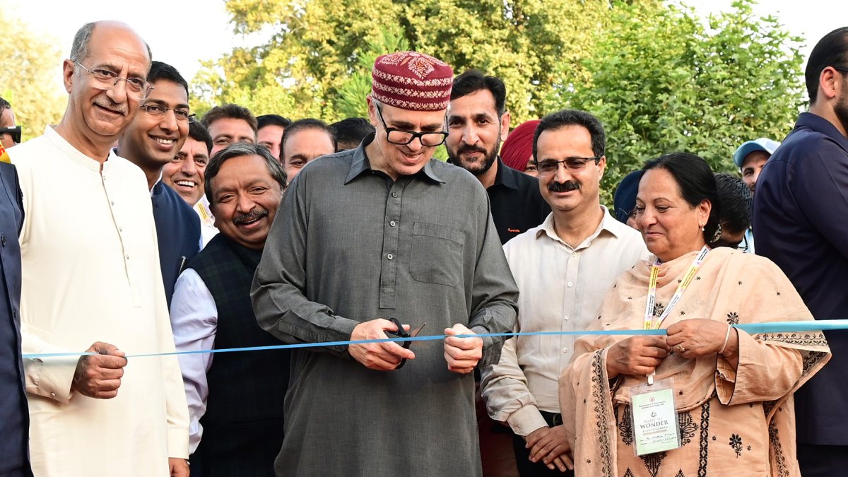 Omar Abdullah inaugurates Waste Wonder Garden in Srinagar