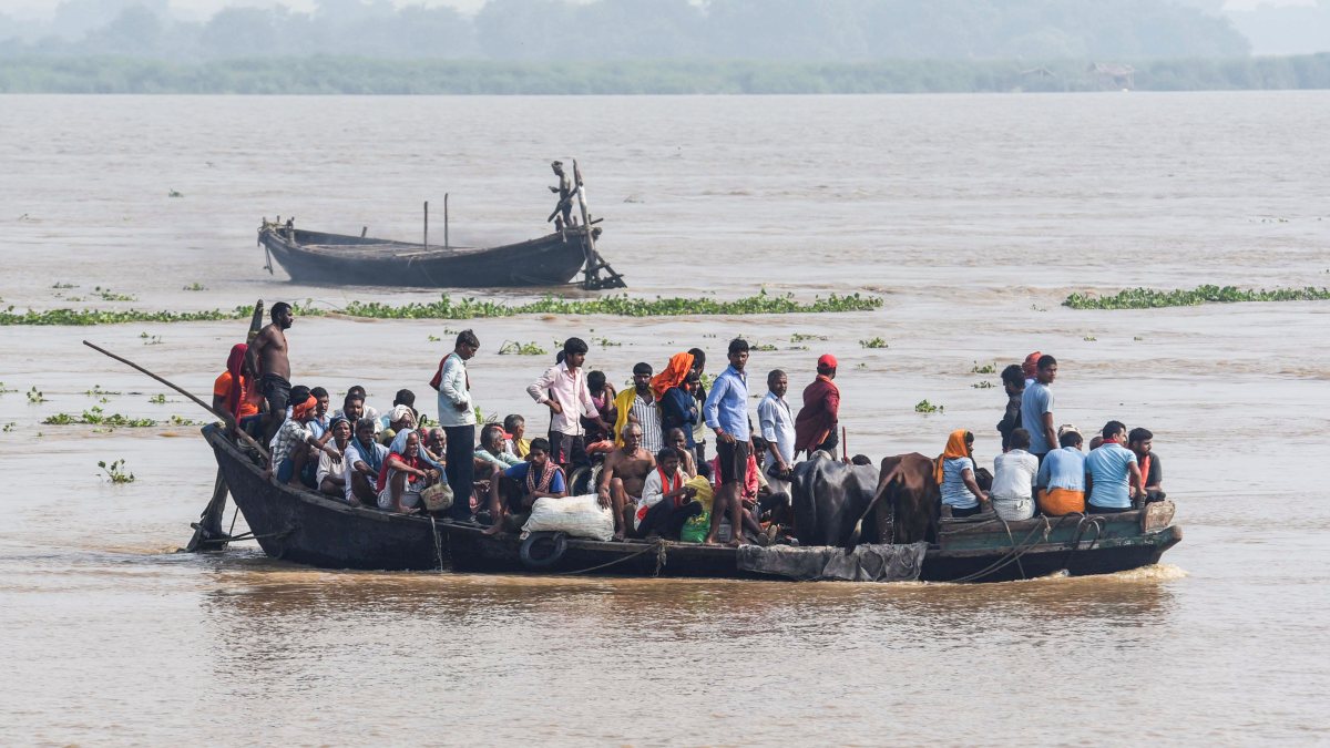 Flood-hit Patna residents evacuate by boat as Ganga swells
