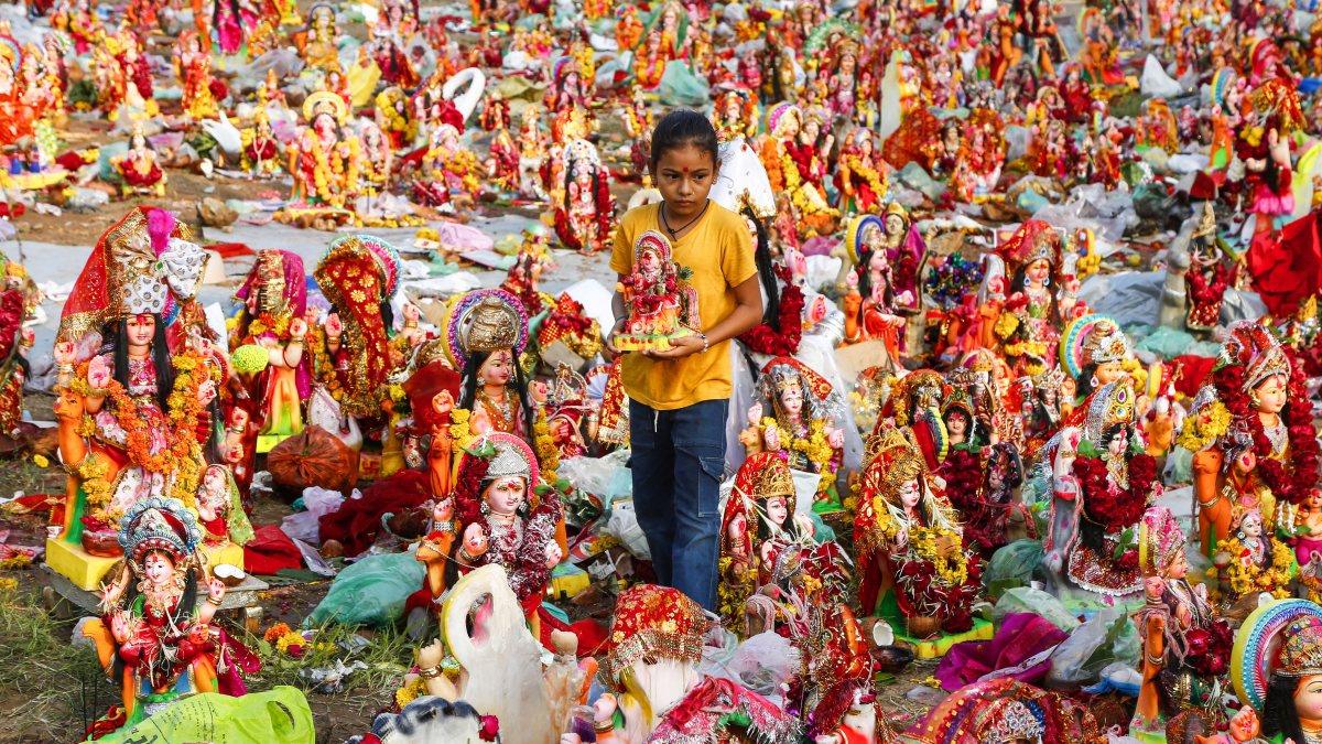 Girl immerses Dashama idol in Sabarmati after rituals