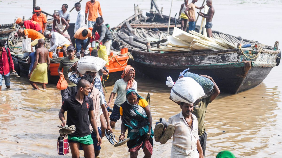 Flood-hit Patna residents evacuate by boat as Ganga swells