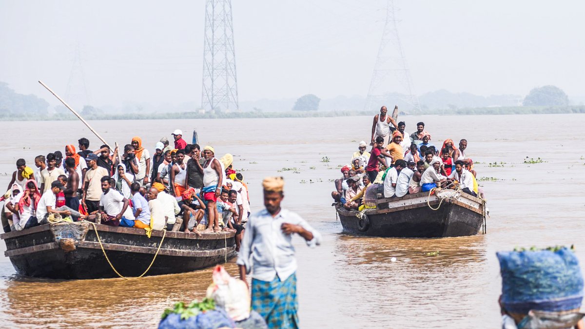 Flood-hit Patna residents move to safety as Ganga swells
