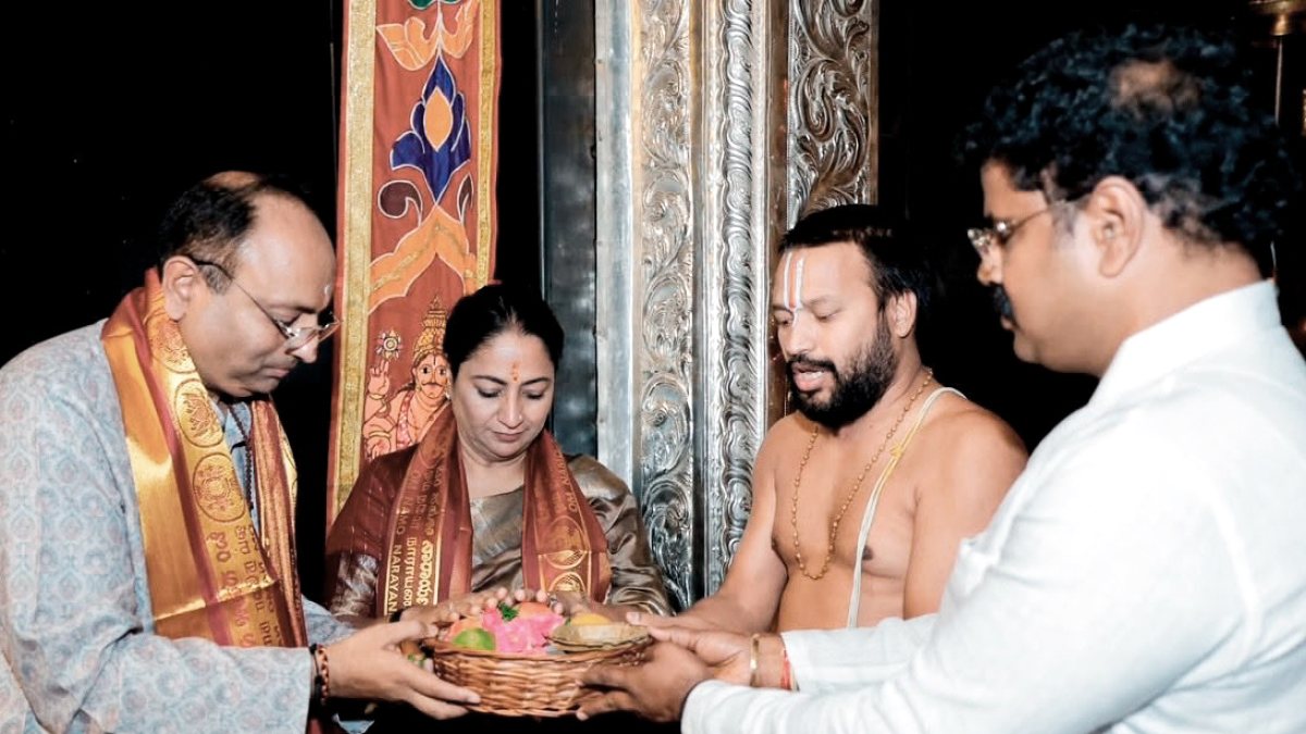 Delhi CM Rekha Gupta visits Golden Temple in Vellore with husband