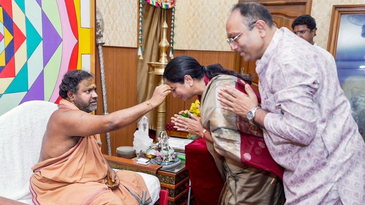 Delhi CM Rekha Gupta visits Golden Temple in Vellore with husband