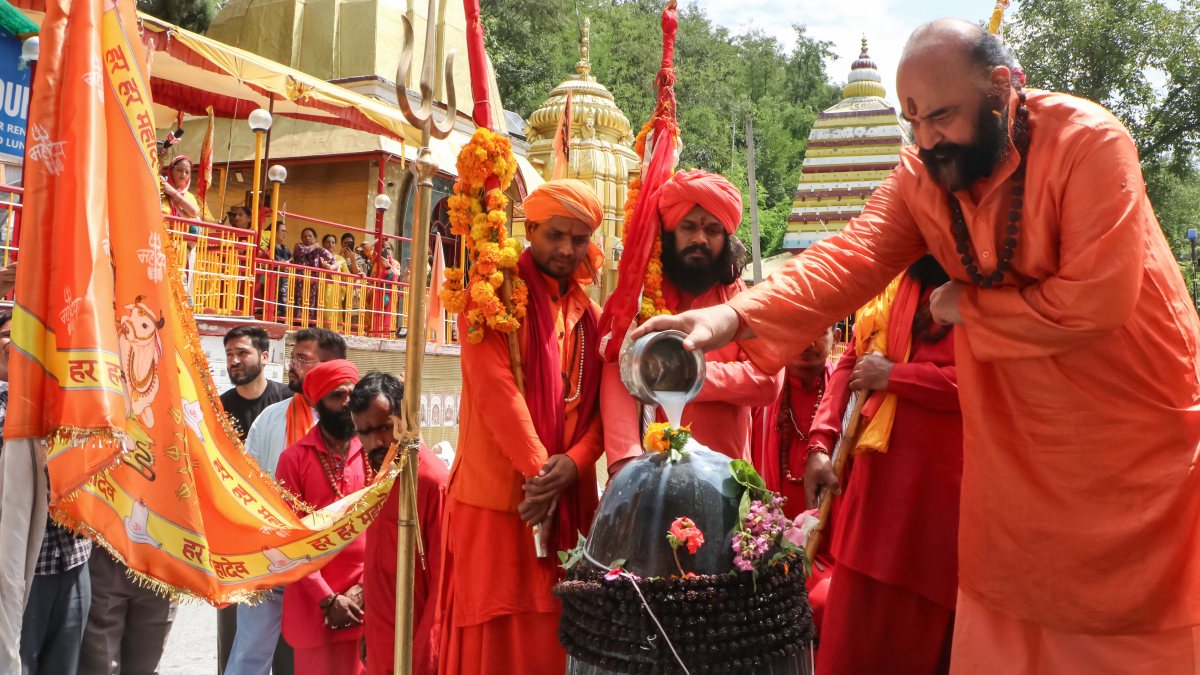 Priest performs Jal Abhishek at Shankaracharya Temple during Amarnath Yatra