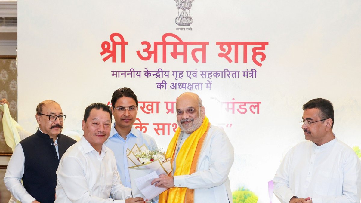 Amit Shah meets Gorkha leaders in Siliguri
