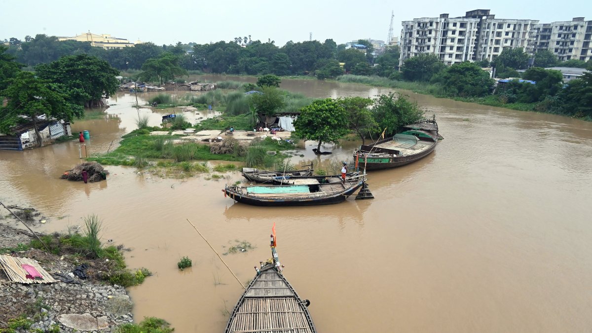 Ganga floods submerge Patna ghats, boats idle