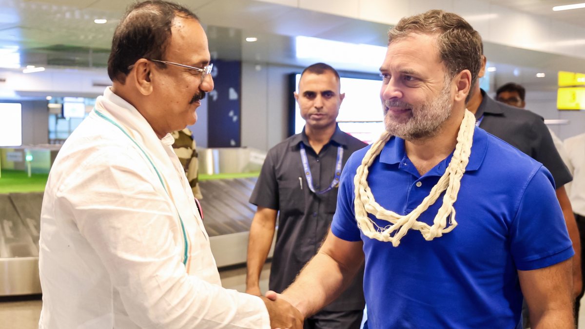 Rahul Gandhi gets warm welcome at Pune airport