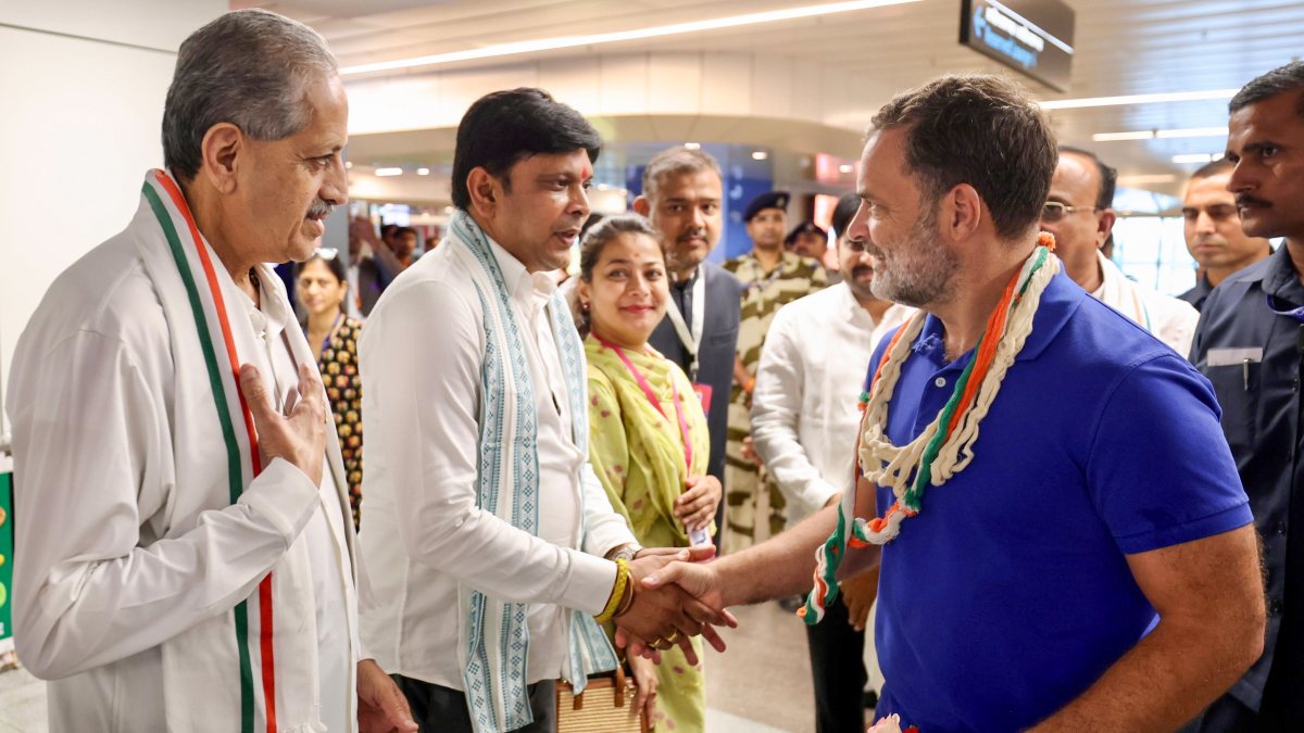 Rahul Gandhi gets warm welcome at Pune Airport