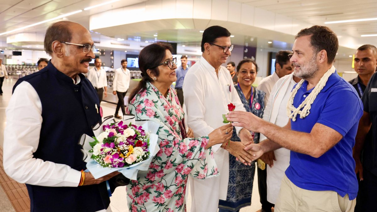 Rahul Gandhi receives warm welcome at Pune Airport