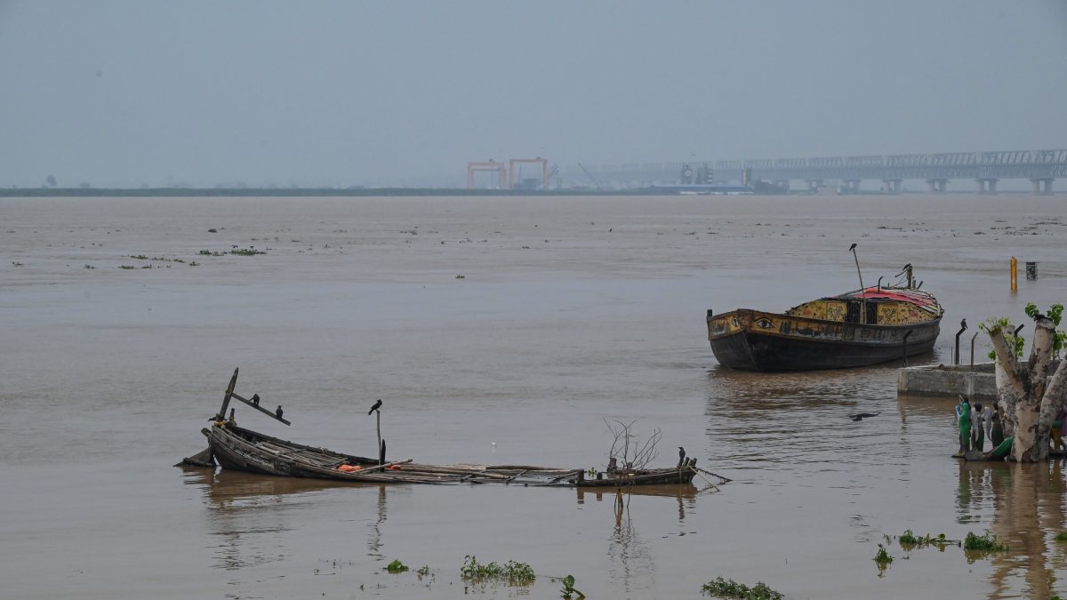 Flood-like situation in Patna as boat drowns in Ganga