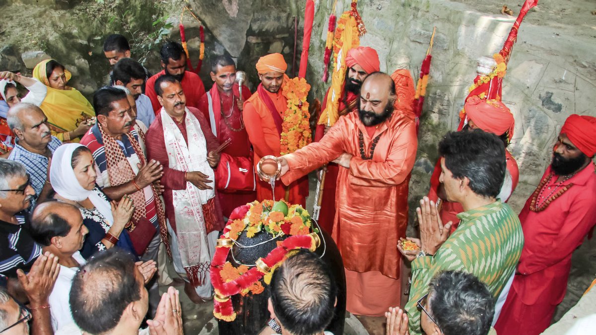 Chhari Mubarak custodian performs puja at Bijbehara Shiva temple