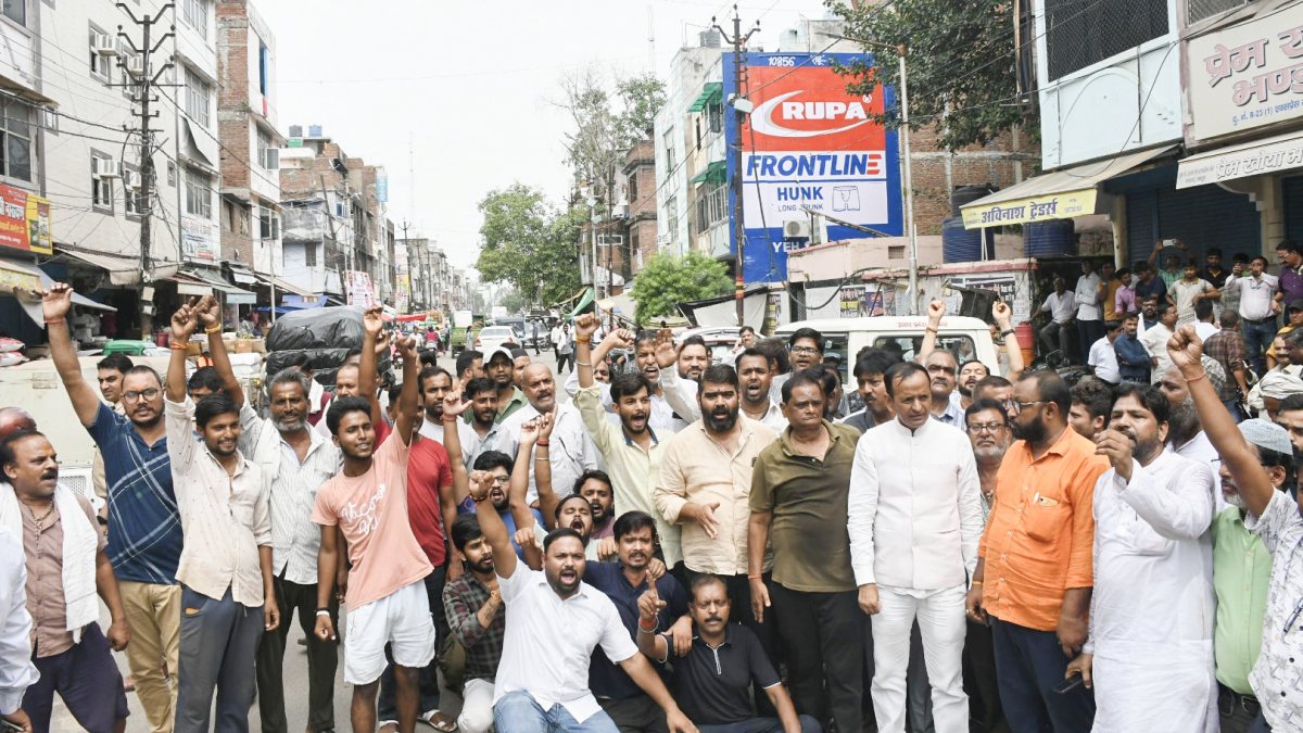 Traders block Kanpur road over food department raid