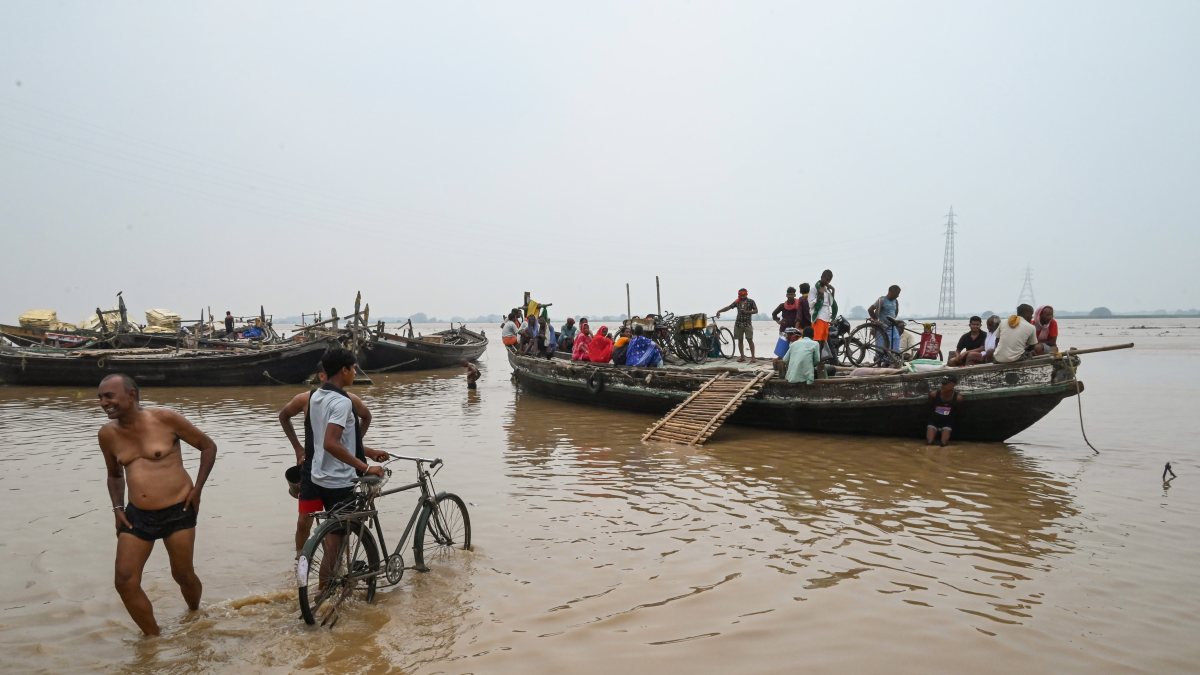 Bihar floods: Residents flee rising Ganga waters in Patna