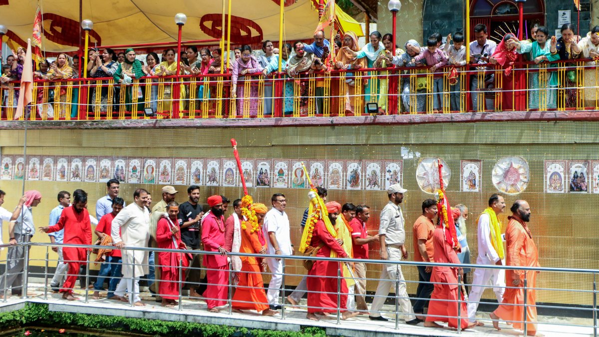 Chhari Mubarak leaves Pahalgam to conclude Amarnath Yatra