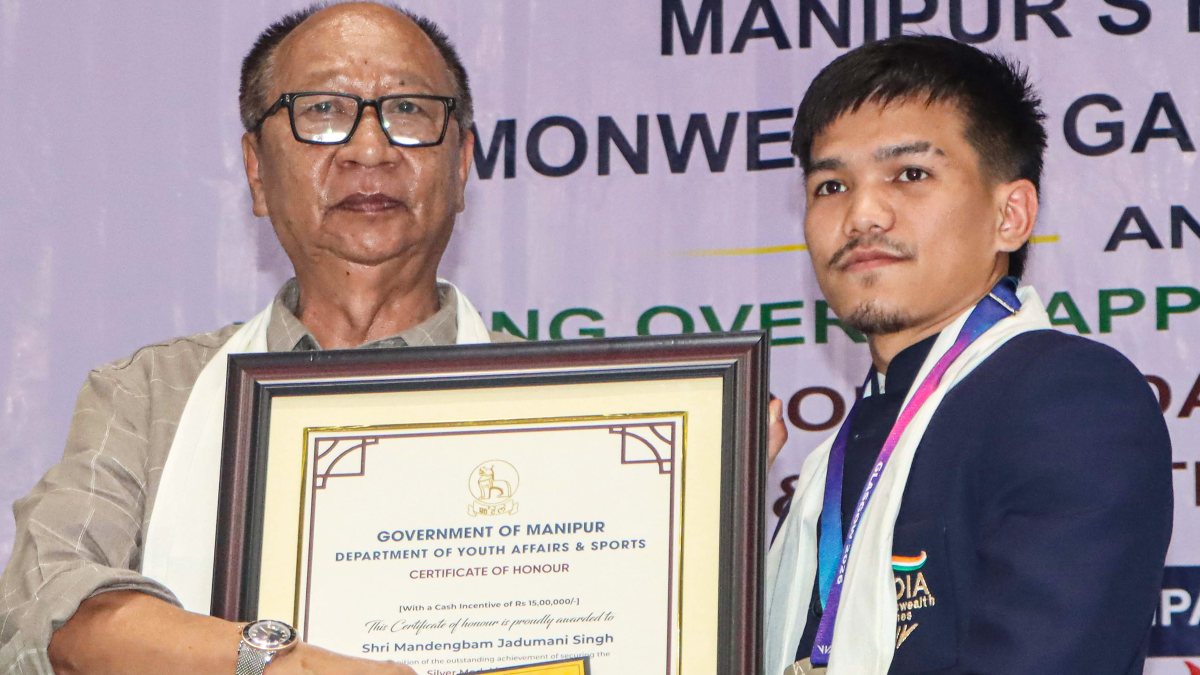 Manipur CM felicitates CWG silver medallist Jadumani Singh