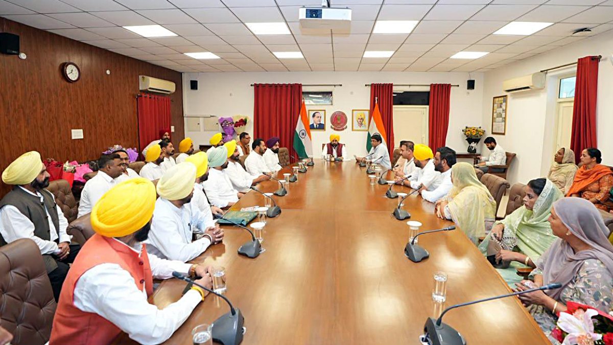 Mann meets district council heads on development works