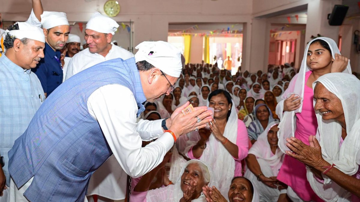 Uttarakhand CM meets elderly women at Nirvana Day event in Haridwar