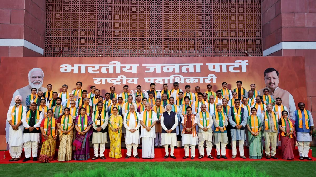 Modi meets BJP office-bearers at party headquarters