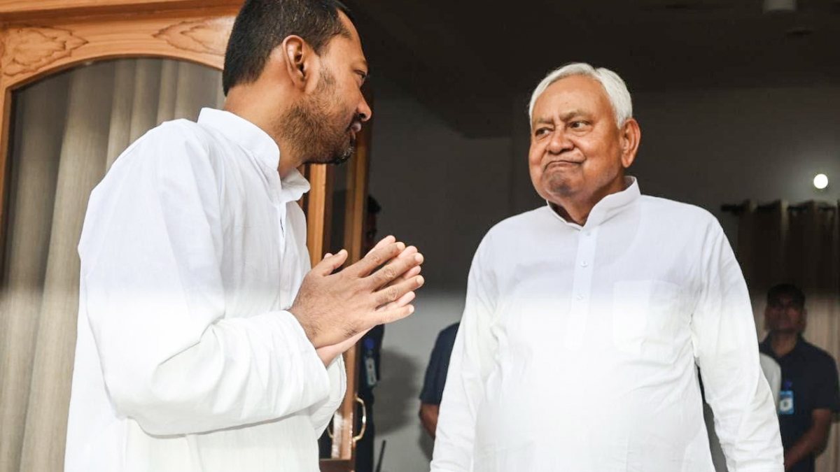 Bihar health minister greets Nitish Kumar at Patna meeting