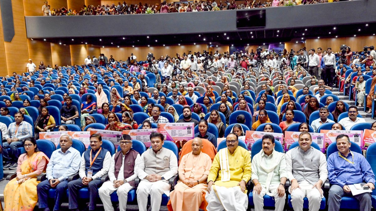 Yogi Adityanath clicks group photo with mid-day meal cooks in Lucknow