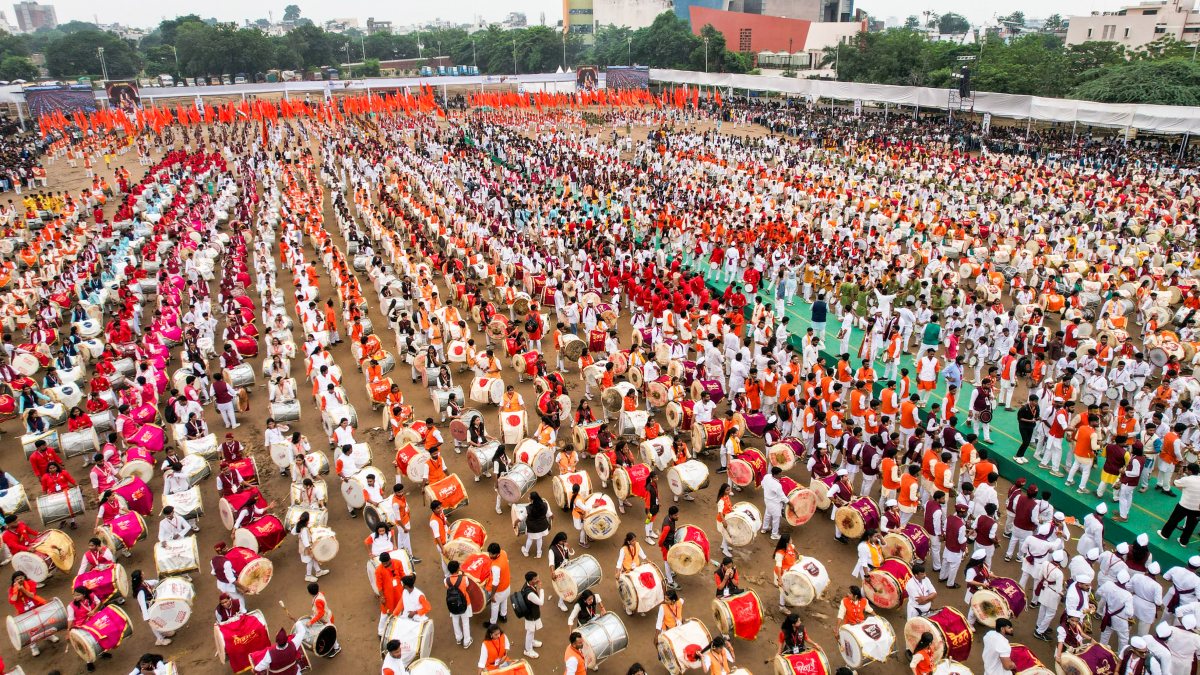 Thousands of dhol-tasha players set record at Nagpur finale