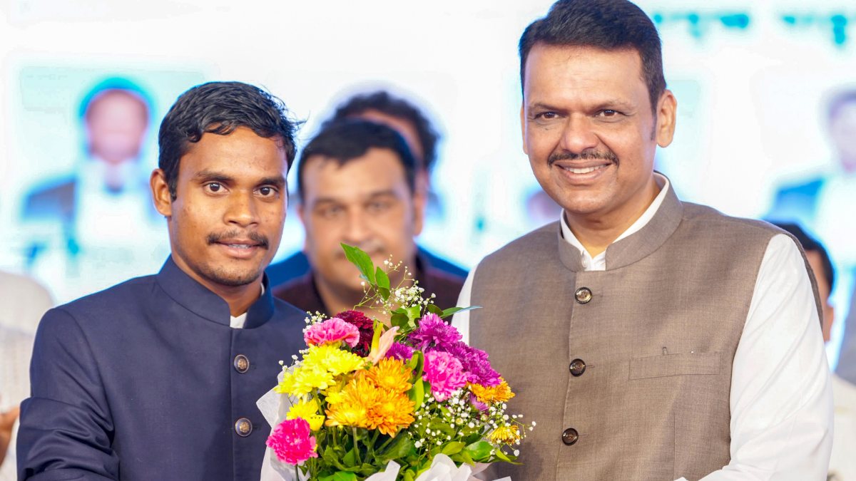 Maharashtra CM felicitates CWG gold medallist para-athlete Dilip Gavit