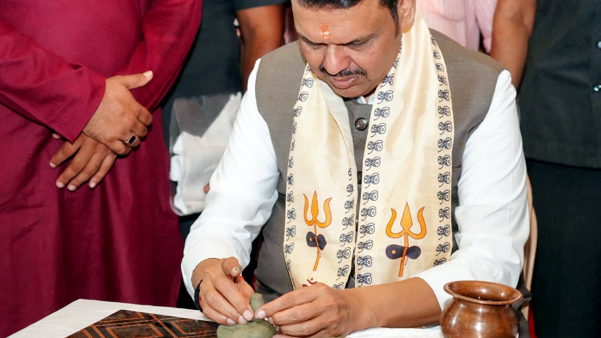 Maharashtra CM Fadnavis forms clay Shivalinga at Nagpur temple
