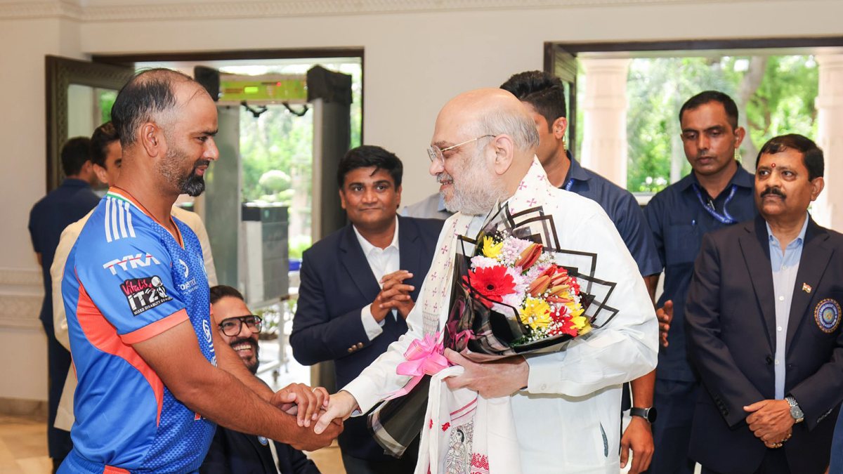 Amit Shah meets Divyang cricket team after England series win