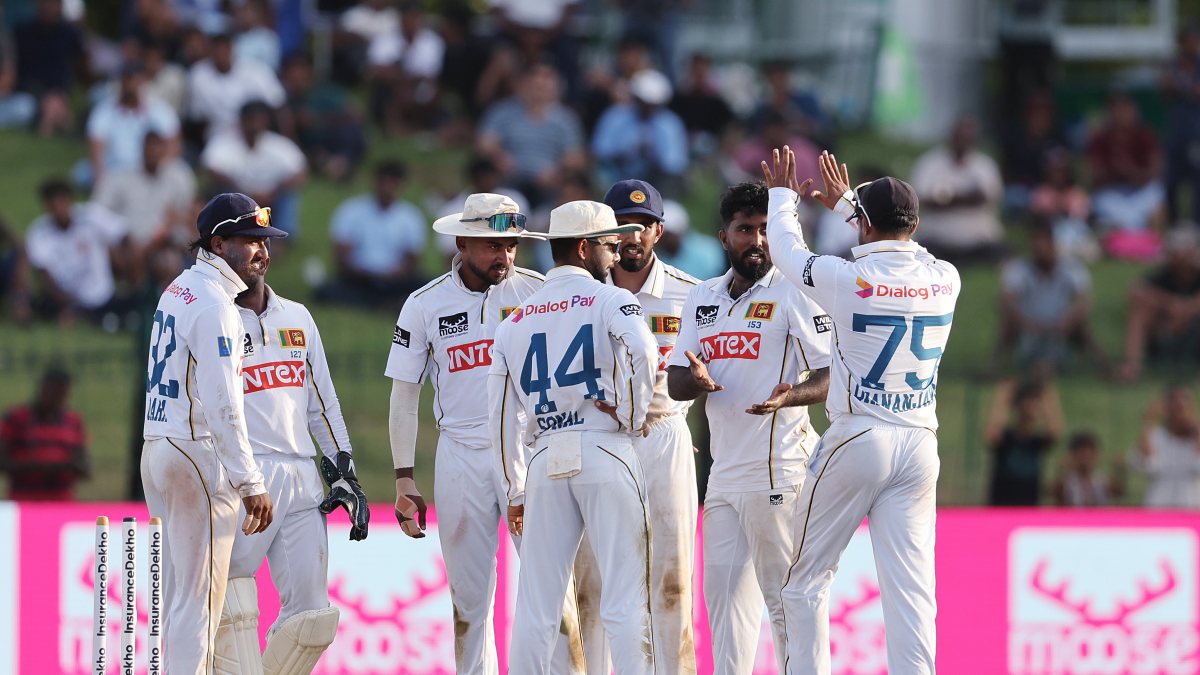 Sri Lanka's Fernando celebrates Jadeja wicket on day 1 in Colombo