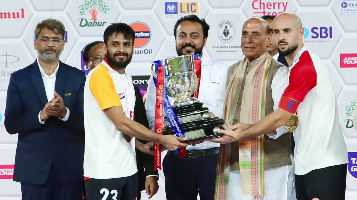 Rajnath Singh presents Durand Cup to East Bengal FC