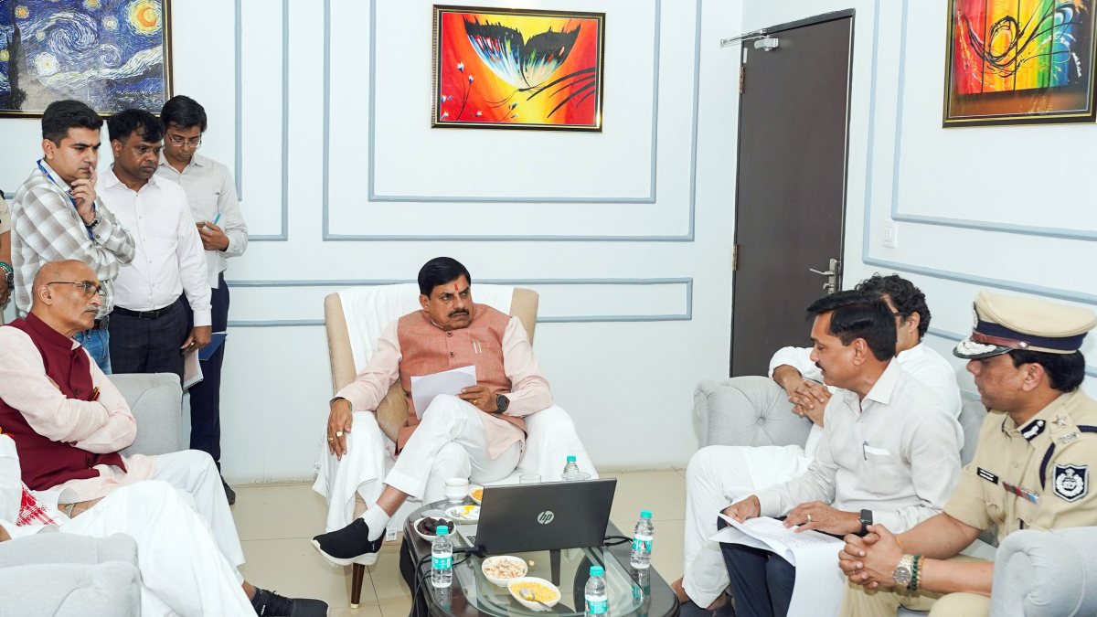 MP CM reviews flood relief ops in Rewa divisions