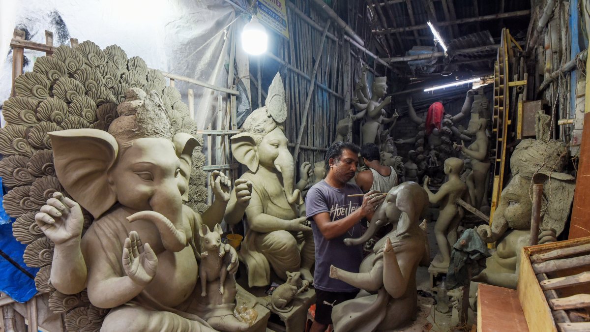 Artisan crafts Ganesha idol ahead of Kolkata festival