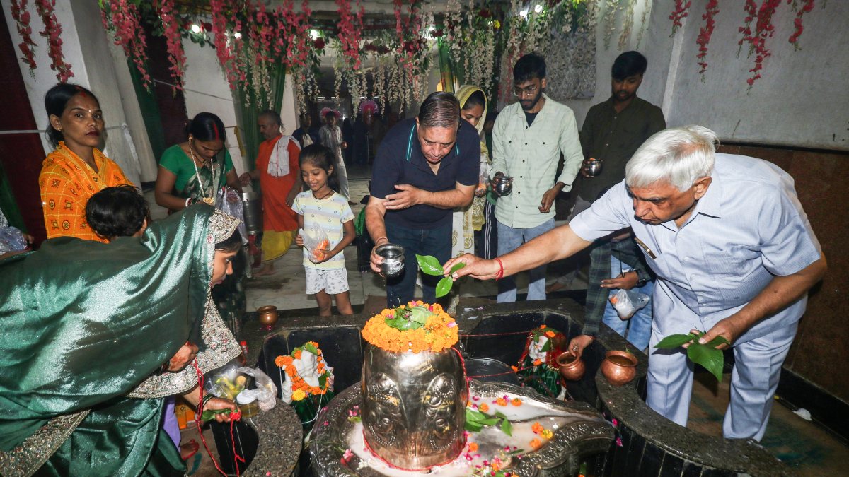 Devotees perform Jal Abhishek on last Somwari of Sawan at Delhi temple